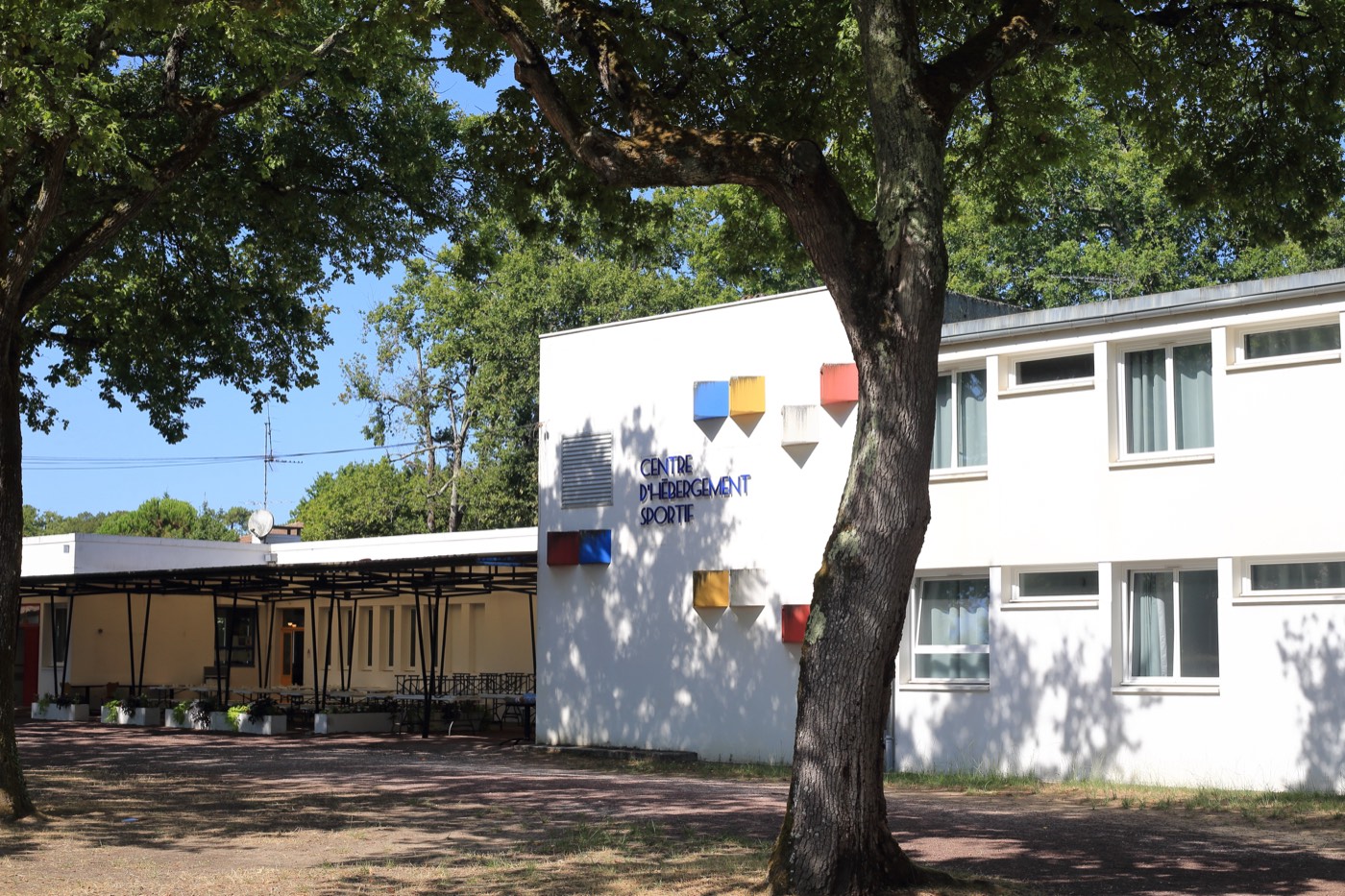 Le centre sous les arbres